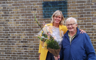 Willem Hornstra gefeliciteerd door voorzitter Rinette van der Vliet.