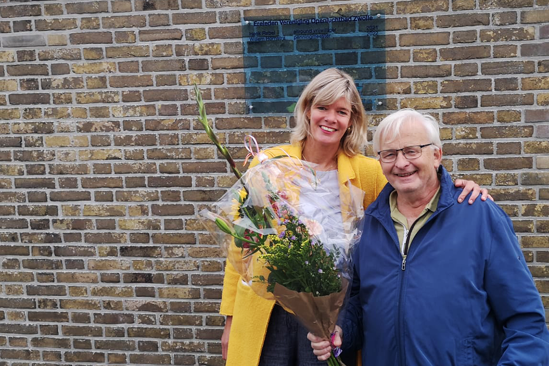 Willem Hornstra gefeliciteerd door voorzitter Rinette van der Vliet.